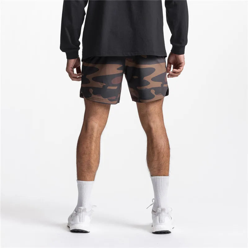 Homme portant un short camouflage de sport, coupe moderne et confortable, ALTAREV

